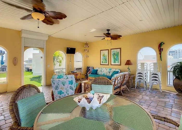 Clearwater Penthouse 5 Min Walk Heated Pool *