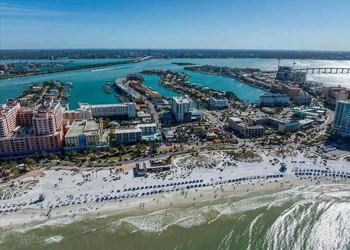 Clearwater Penthouse 5 Min Walk Heated Pool