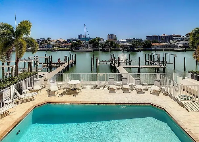 Clearwater Penthouse 5 Min Walk Heated Pool