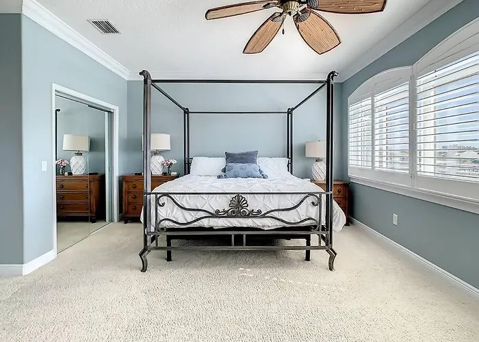 Clearwater Penthouse 5 Min Walk Heated Pool