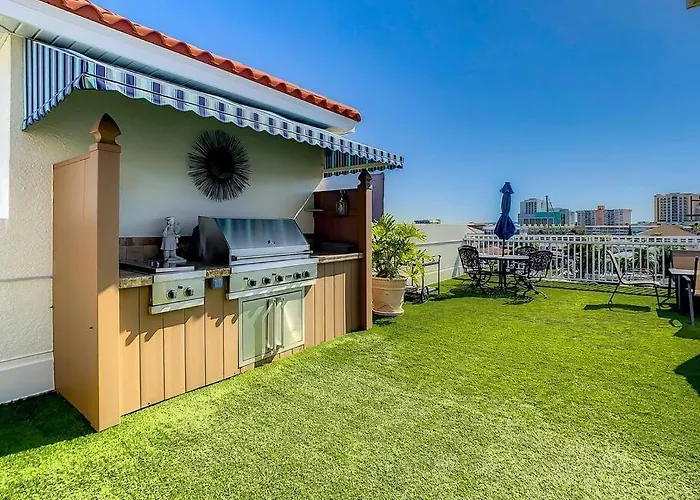 Clearwater Penthouse 5 Min Walk Heated Pool *