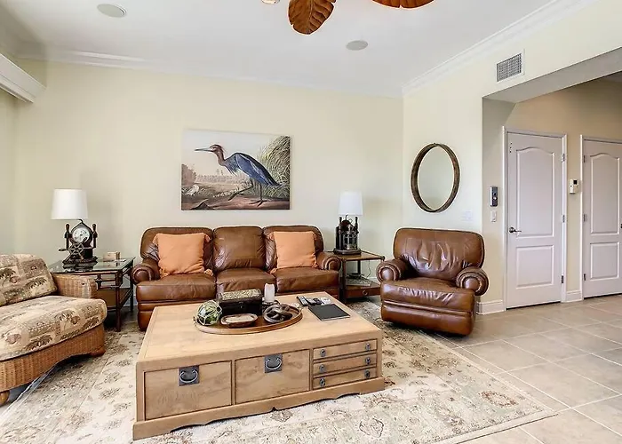 Clearwater Penthouse 5 Min Walk Heated Pool
